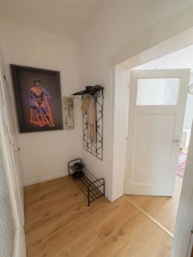 Voll m&ouml;blierte 3-Zimmer-Altbauwohnung auf Zeit in Frankfurt-Bockenheim | 83 m&sup2; | 2.090 &euro; Pauschalmiete inkl. Strom, Heizung, WLAN & Rundfunkbeitrag | ab 6 Monaten | B&uuml;rozimmer als 2. Schlafzimmer nutzbar | ideal f&uuml;r Pendler, Projektmitarbeiter & Paare
