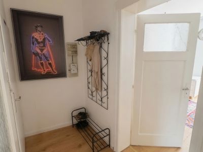 Voll m&ouml;blierte 3-Zimmer-Altbauwohnung auf Zeit in Frankfurt-Bockenheim | 83 m&sup2; | 2.090 &euro; Pauschalmiete inkl. Strom, Heizung, WLAN & Rundfunkbeitrag | ab 6 Monaten | B&uuml;rozimmer als 2. Schlafzimmer nutzbar | ideal f&uuml;r Pendler, Projektmitarbeiter & Paare