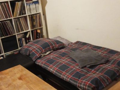 Schlafcouch im Wohnzimmer &ndash; ab sofort bis 30.09.2026