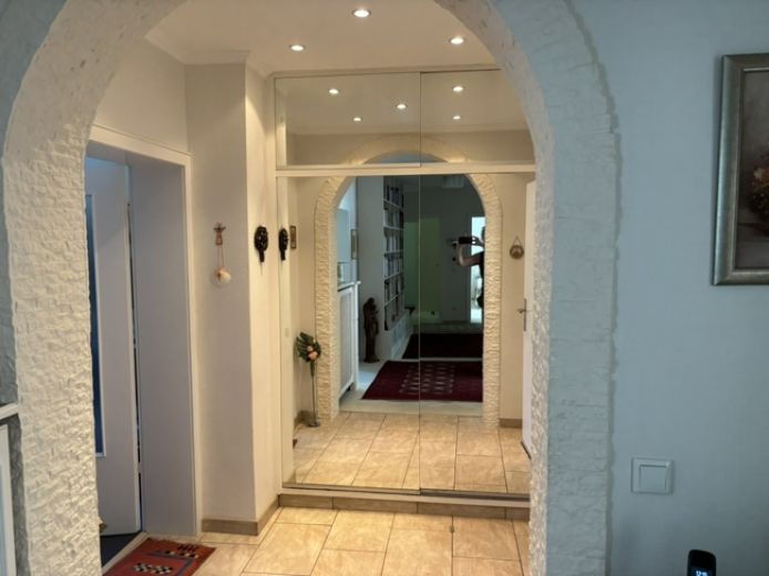 Repr&auml;sentative Etagenwohnung  mit Balkon, Garage und Stellplatz - Landgericht/Klinikum/R&Uuml;-Stern!