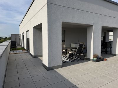 Gro&szlig;z&uuml;gige m&ouml;blierte 4-Zimmer-Wohnung mit Dachterrasse & Tiefgarage
