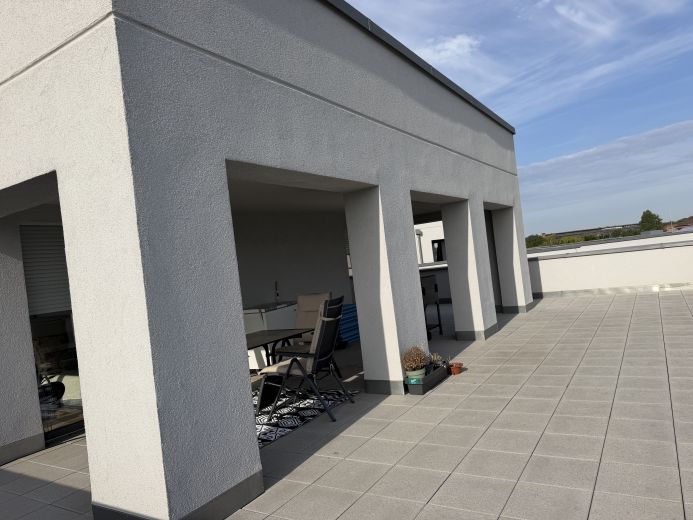 Gro&szlig;z&uuml;gige m&ouml;blierte 4-Zimmer-Wohnung mit Dachterrasse & Tiefgarage