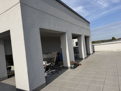 Gro&szlig;z&uuml;gige m&ouml;blierte 4-Zimmer-Wohnung mit Dachterrasse & Tiefgarage