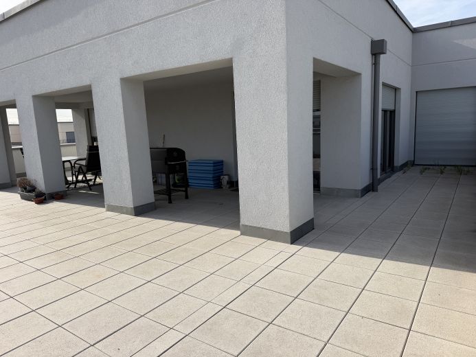 Gro&szlig;z&uuml;gige m&ouml;blierte 4-Zimmer-Wohnung mit Dachterrasse & Tiefgarage
