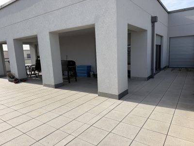 Gro&szlig;z&uuml;gige m&ouml;blierte 4-Zimmer-Wohnung mit Dachterrasse & Tiefgarage