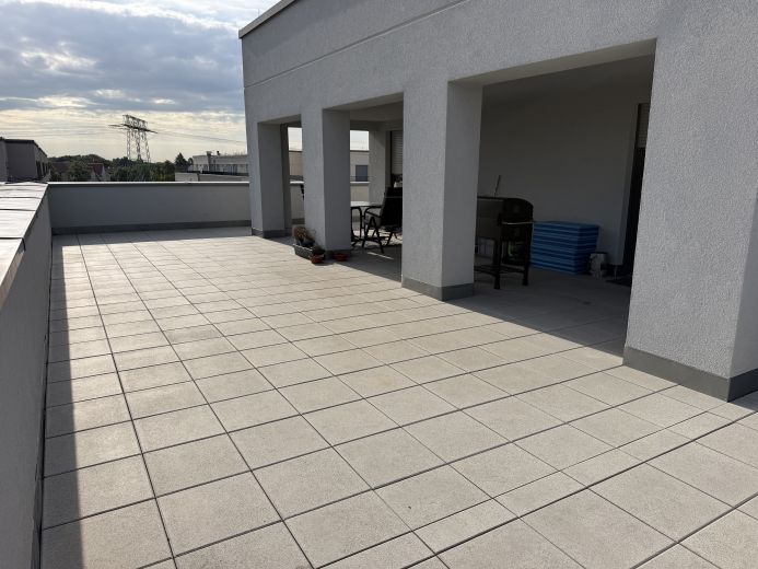 Gro&szlig;z&uuml;gige m&ouml;blierte 4-Zimmer-Wohnung mit Dachterrasse & Tiefgarage