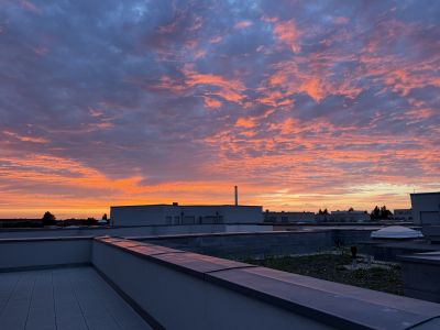 Gro&szlig;z&uuml;gige m&ouml;blierte 4-Zimmer-Wohnung mit Dachterrasse & Tiefgarage