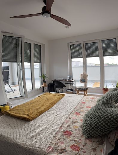 Gro&szlig;z&uuml;gige m&ouml;blierte 4-Zimmer-Wohnung mit Dachterrasse & Tiefgarage