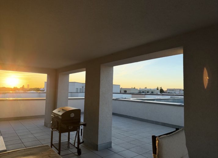 Gro&szlig;z&uuml;gige m&ouml;blierte 4-Zimmer-Wohnung mit Dachterrasse & Tiefgarage