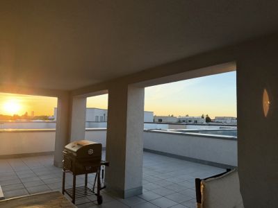 Gro&szlig;z&uuml;gige m&ouml;blierte 4-Zimmer-Wohnung mit Dachterrasse & Tiefgarage