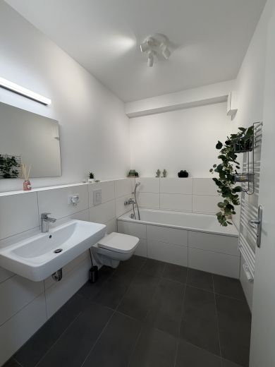 Gro&szlig;z&uuml;gige m&ouml;blierte 4-Zimmer-Wohnung mit Dachterrasse & Tiefgarage