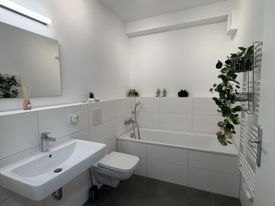 Gro&szlig;z&uuml;gige m&ouml;blierte 4-Zimmer-Wohnung mit Dachterrasse & Tiefgarage