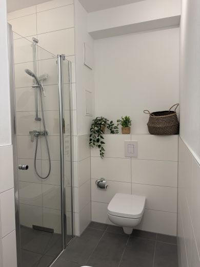 Gro&szlig;z&uuml;gige m&ouml;blierte 4-Zimmer-Wohnung mit Dachterrasse & Tiefgarage