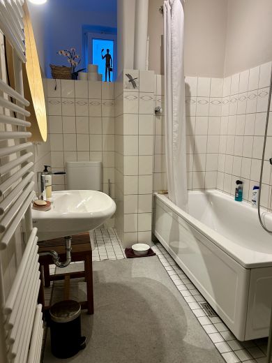 Gro&szlig;e 2-Zi-Altbauwohnung, m&ouml;bliert, 1 Jahr in Neuk&ouml;lln