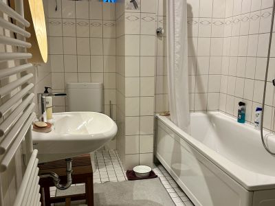 Gro&szlig;e 2-Zi-Altbauwohnung, m&ouml;bliert, 1 Jahr in Neuk&ouml;lln