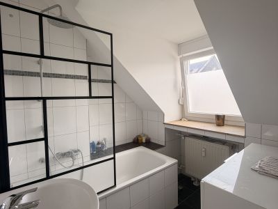 Oberkassel: m&ouml;blierte 2-Zimmer-Wohnung mit S&uuml;dbalkon