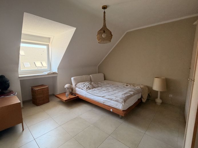 Oberkassel: m&ouml;blierte 2-Zimmer-Wohnung mit S&uuml;dbalkon