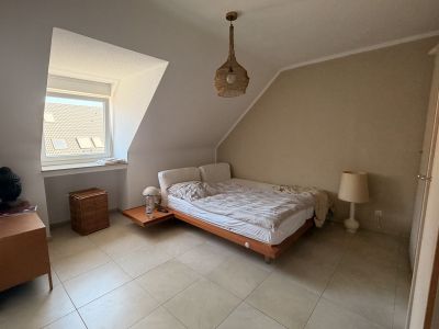 Oberkassel: m&ouml;blierte 2-Zimmer-Wohnung mit S&uuml;dbalkon