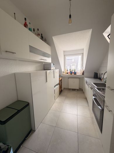 Oberkassel: m&ouml;blierte 2-Zimmer-Wohnung mit S&uuml;dbalkon