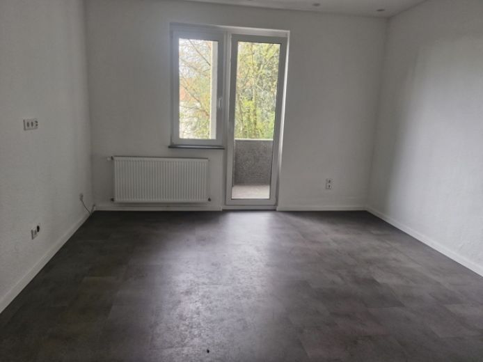 Ab sofort! Sch&ouml;ne  3,5 Zimmerwohnung mit Balkon und Gartenmitnutzung!