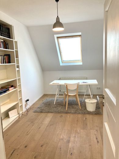 Sehr zentral - Helle m&ouml;blierte 3-Zi-Whg. 97qm im Dachgeschoss in F'hain