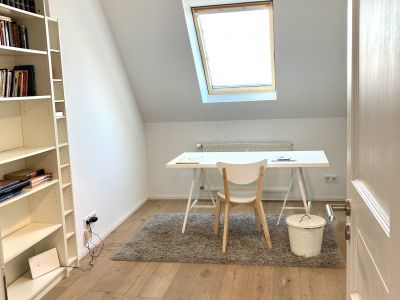 Sehr zentral - Helle m&ouml;blierte 3-Zi-Whg. 97qm im Dachgeschoss in F'hain