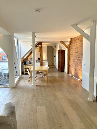 Sehr zentral - Helle m&ouml;blierte 3-Zi-Whg. 97qm im Dachgeschoss in F'hain