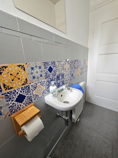 Wohnen auf Zeit im charmanten Altbau &ndash; ruhige & voll m&ouml;blierte 2-ZKB in B&uuml;hl-Neusatz