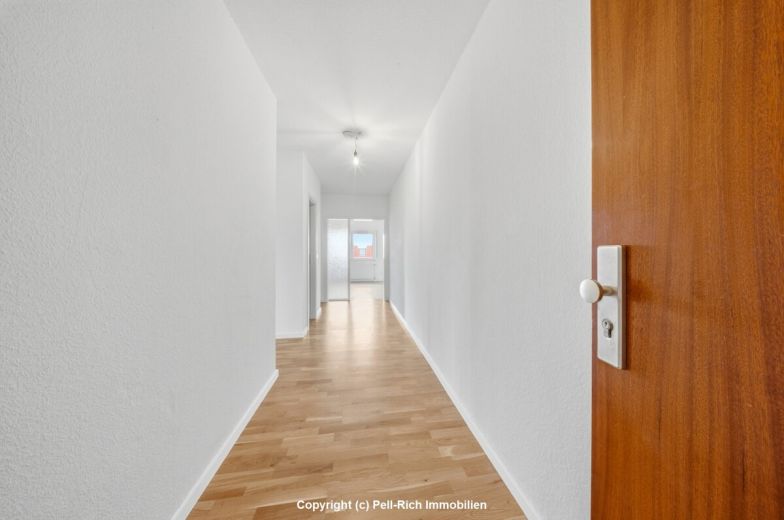 WEITBLICK: 3-Zimmer-Wohnung mit unverbauter Aussicht, Loggia, nagelneuer K&uuml;che & TG-Stellplatz