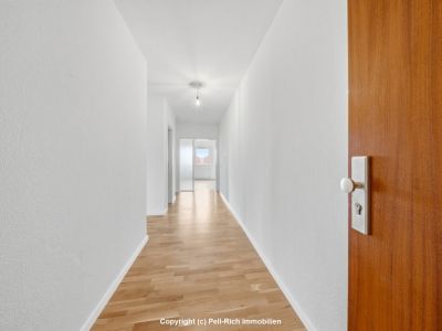 WEITBLICK: 3-Zimmer-Wohnung mit unverbauter Aussicht, Loggia, nagelneuer K&uuml;che & TG-Stellplatz