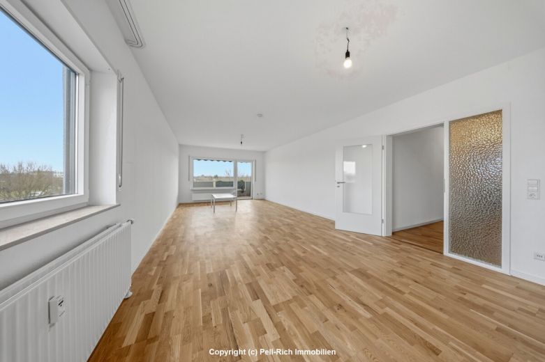 WEITBLICK: 3-Zimmer-Wohnung mit unverbauter Aussicht, Loggia, nagelneuer K&uuml;che & TG-Stellplatz