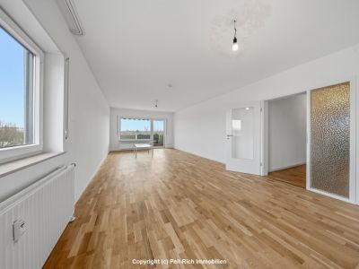 WEITBLICK: 3-Zimmer-Wohnung mit unverbauter Aussicht, Loggia, nagelneuer K&uuml;che & TG-Stellplatz