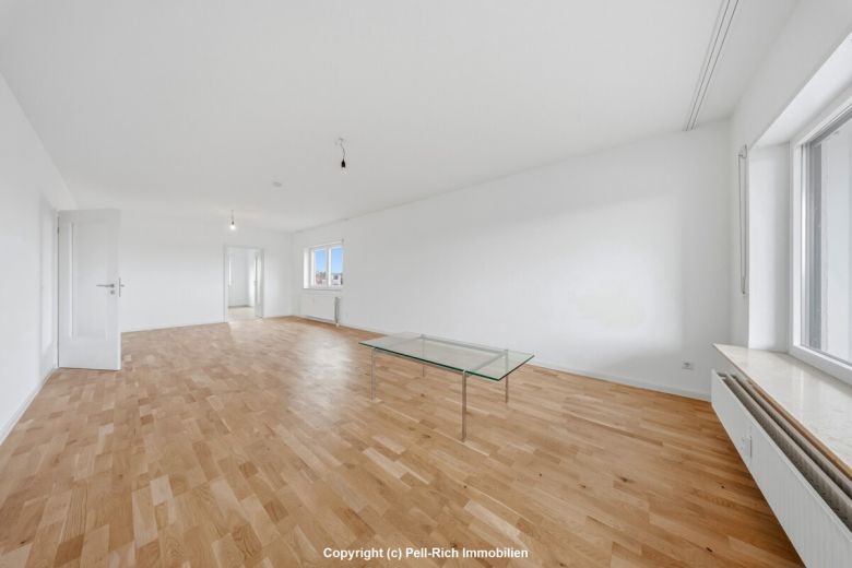 WEITBLICK: 3-Zimmer-Wohnung mit unverbauter Aussicht, Loggia, nagelneuer K&uuml;che & TG-Stellplatz