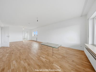 WEITBLICK: 3-Zimmer-Wohnung mit unverbauter Aussicht, Loggia, nagelneuer K&uuml;che & TG-Stellplatz