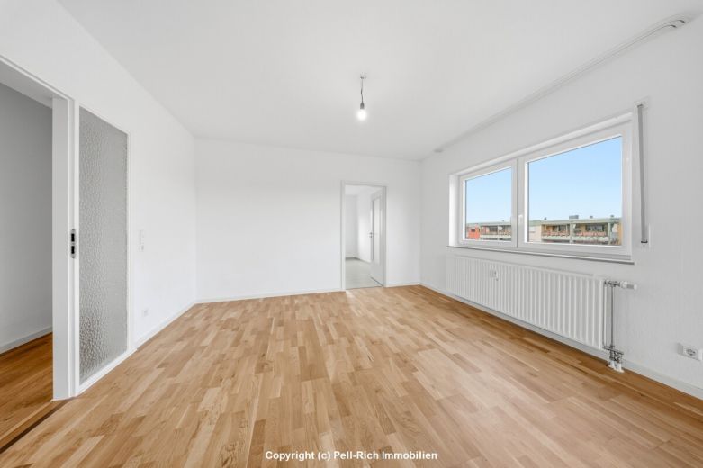 WEITBLICK: 3-Zimmer-Wohnung mit unverbauter Aussicht, Loggia, nagelneuer K&uuml;che & TG-Stellplatz