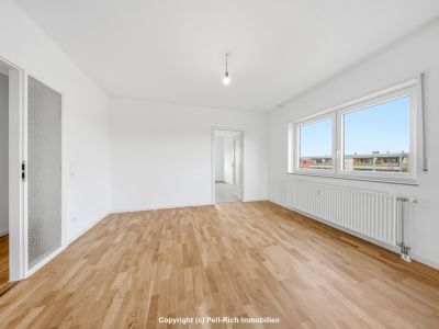 WEITBLICK: 3-Zimmer-Wohnung mit unverbauter Aussicht, Loggia, nagelneuer K&uuml;che & TG-Stellplatz