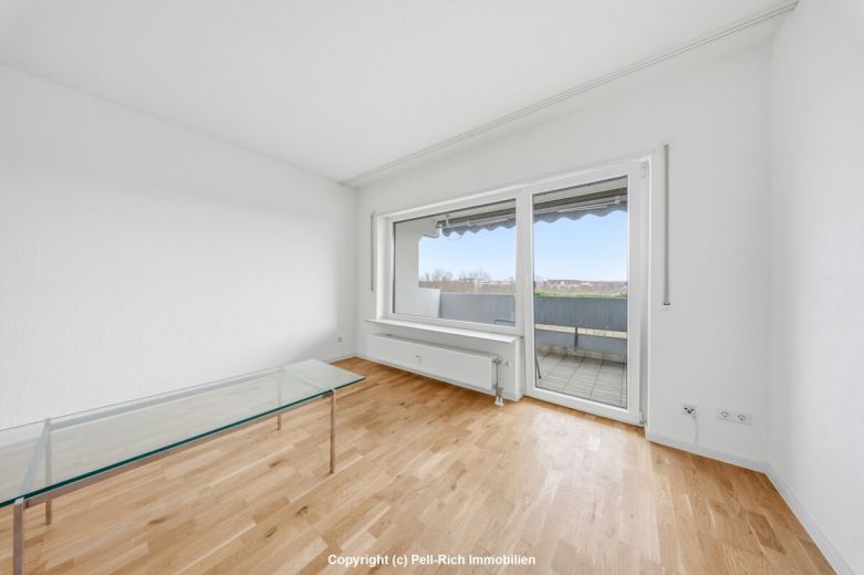 WEITBLICK: 3-Zimmer-Wohnung mit unverbauter Aussicht, Loggia, nagelneuer K&uuml;che & TG-Stellplatz