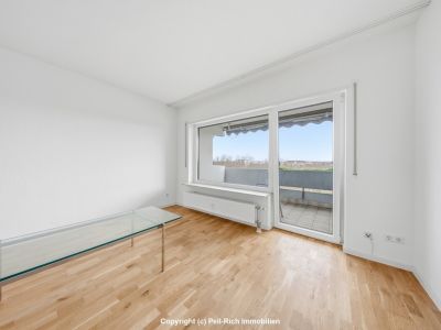 WEITBLICK: 3-Zimmer-Wohnung mit unverbauter Aussicht, Loggia, nagelneuer K&uuml;che & TG-Stellplatz