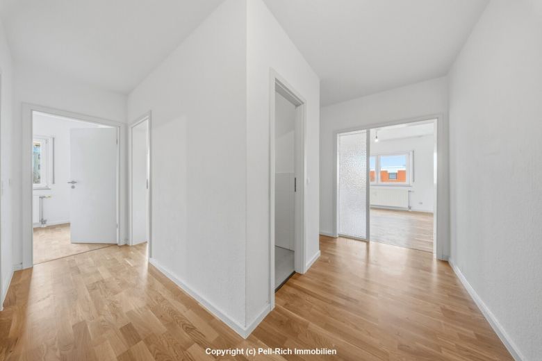 WEITBLICK: 3-Zimmer-Wohnung mit unverbauter Aussicht, Loggia, nagelneuer K&uuml;che & TG-Stellplatz