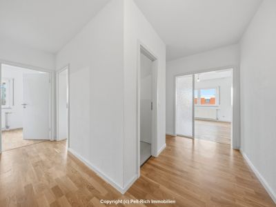 WEITBLICK: 3-Zimmer-Wohnung mit unverbauter Aussicht, Loggia, nagelneuer K&uuml;che & TG-Stellplatz