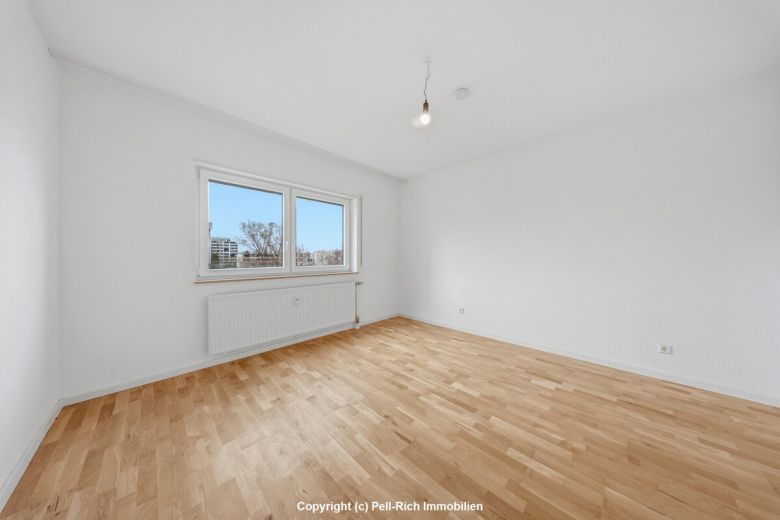 WEITBLICK: 3-Zimmer-Wohnung mit unverbauter Aussicht, Loggia, nagelneuer K&uuml;che & TG-Stellplatz