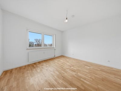 WEITBLICK: 3-Zimmer-Wohnung mit unverbauter Aussicht, Loggia, nagelneuer K&uuml;che & TG-Stellplatz