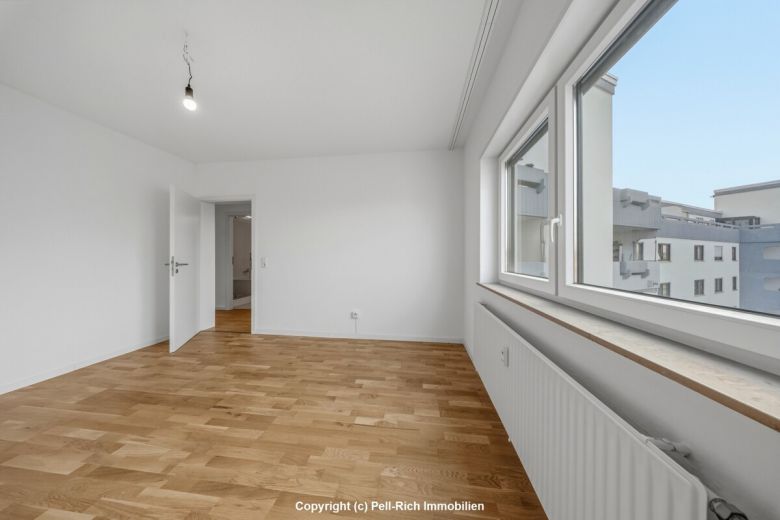 WEITBLICK: 3-Zimmer-Wohnung mit unverbauter Aussicht, Loggia, nagelneuer K&uuml;che & TG-Stellplatz