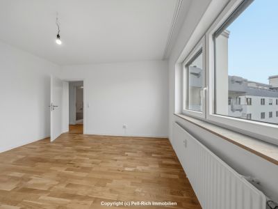 WEITBLICK: 3-Zimmer-Wohnung mit unverbauter Aussicht, Loggia, nagelneuer K&uuml;che & TG-Stellplatz
