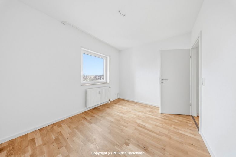 WEITBLICK: 3-Zimmer-Wohnung mit unverbauter Aussicht, Loggia, nagelneuer K&uuml;che & TG-Stellplatz