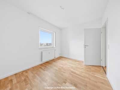 WEITBLICK: 3-Zimmer-Wohnung mit unverbauter Aussicht, Loggia, nagelneuer K&uuml;che & TG-Stellplatz