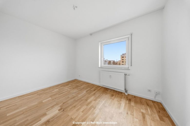 WEITBLICK: 3-Zimmer-Wohnung mit unverbauter Aussicht, Loggia, nagelneuer K&uuml;che & TG-Stellplatz