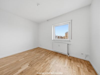 WEITBLICK: 3-Zimmer-Wohnung mit unverbauter Aussicht, Loggia, nagelneuer K&uuml;che & TG-Stellplatz