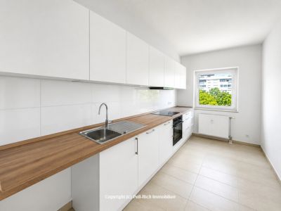 WEITBLICK: 3-Zimmer-Wohnung mit unverbauter Aussicht, Loggia, nagelneuer K&uuml;che & TG-Stellplatz