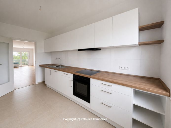 WEITBLICK: 3-Zimmer-Wohnung mit unverbauter Aussicht, Loggia, nagelneuer K&uuml;che & TG-Stellplatz